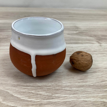 Czarki z czerwonej gliny z białym środkiem