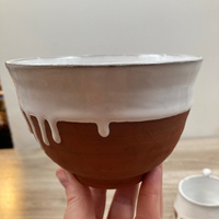 Miska z czerwonej gliny z białym środkiem